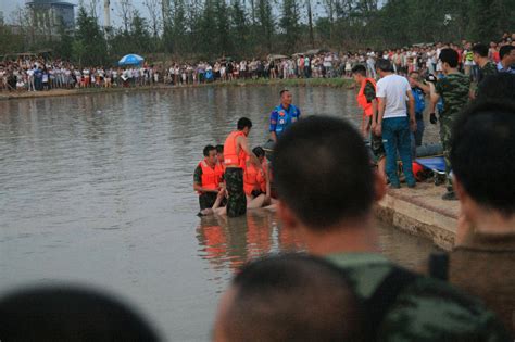 3名男孩溺亡 群众围观打捞成人墙