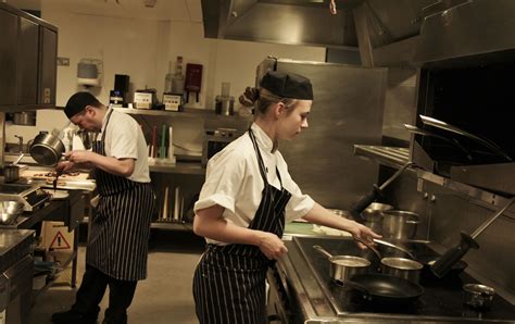 Busy Kitchen Chefs 的图像结果