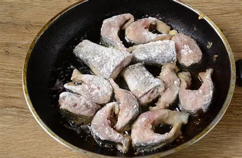 Жареная рыба в муке на сковороде быстро и вкусно - классический рецепт ...