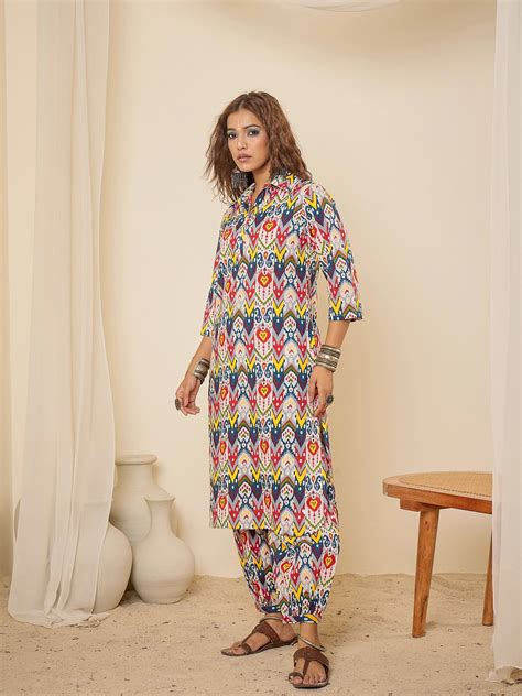 Women Geometric Print Collared Pathani Kurta Set – WineRed