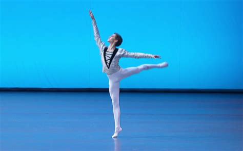 2022 莫斯科国际芭蕾舞比赛 初级组男子独舞 第一名 俄罗斯18岁选手 Makar Mikhalkin_哔哩哔哩_bilibili