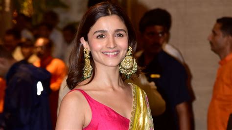 Alia Bhatt attends the Ambanis' Ganpati puja with Ranbir Kapoor in a ...