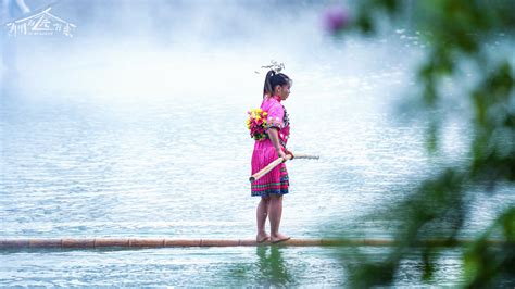 “水上芭蕾”独竹漂亮相水上森林公园_江苏国际在线