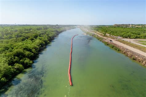 Texas border militarization ramps up to 'seal' Rio Grande