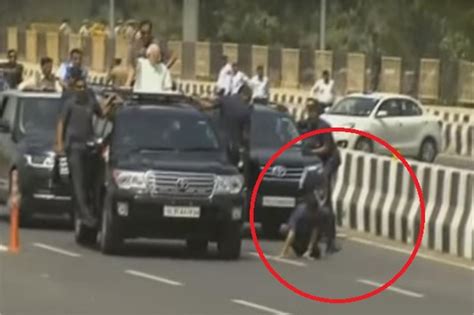 VIDEO: PM मोदी के रोड शो में चलती कार से गिरा कमांडो, तुरंत संभलकर बदली ...