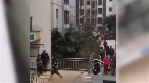 重庆一男子跳楼砸中路人 两人不幸身亡_腾讯视频