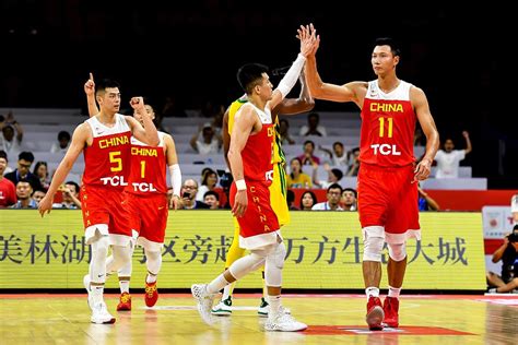 中国男篮新球衣发布霸气定妆照 为何C位不是易建联？