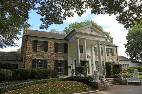 https://cdn.britannica.com/31/189431-050-EF0F32ED/Graceland-Elvis-Presley-Memphis-Tennessee.jpg