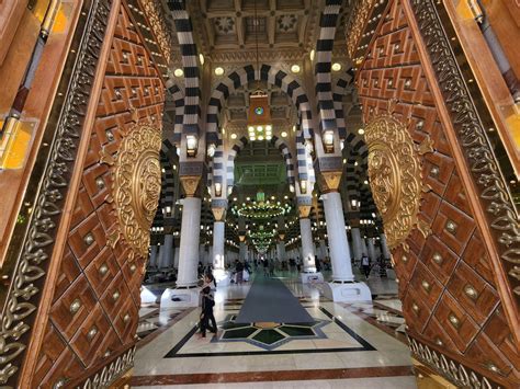 Muslim pilgrims flock to Prophet's Mosque in Medina during Umrah ...