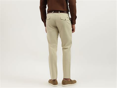 Men Solid Relaxed Fit Elastic Waist Chino Trousers – United Colors of ...