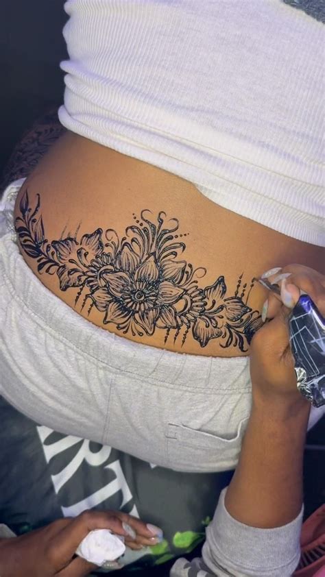 Henna tramp stamps are so cute >>>>>😍😍😍 Perfect quick accessory for any ...