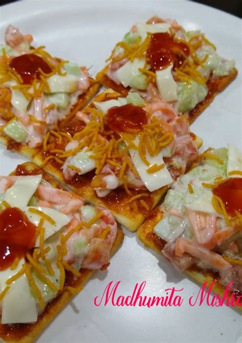 Cracker Pizza Bites Recipe by Dr.Madhumita Mishra - Cookpad