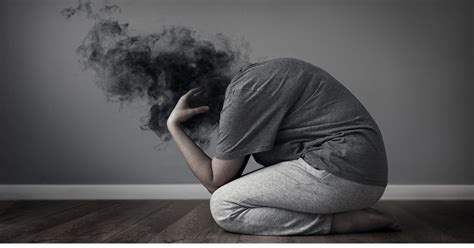 नकारात्मक ऊर्जाओं की गिरफ्त में मौजूद व्यक्ति के साथ घटती हैं कुछ ऐसी ...