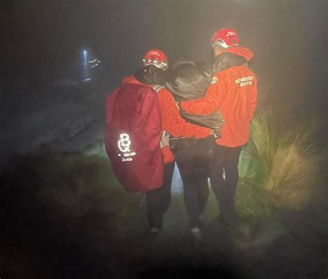 Bajo lluvia y en medio de la niebla rescatan a seis personas del Rucu ...