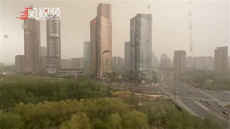 快躲避！北京大风泥雨齐来袭 户外物体泥渍斑斑-图片频道-中国天气网
