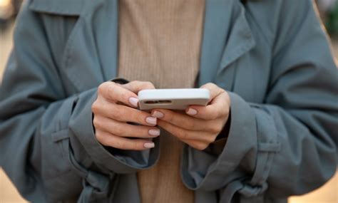 Gros plan sur les mains tenant un smartphone | Photo Gratuite