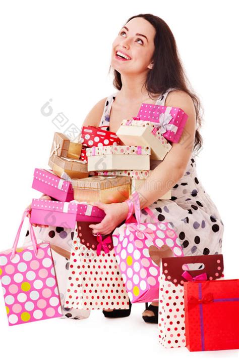 生日聚会上拿着礼品盒的女人-包图企业站