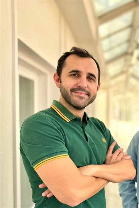 Hibai Arbide Aza: "Los guardacostas griegos han llegado a empujar por ...