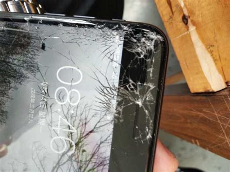 苹果8p摔坏屏幕图片图片