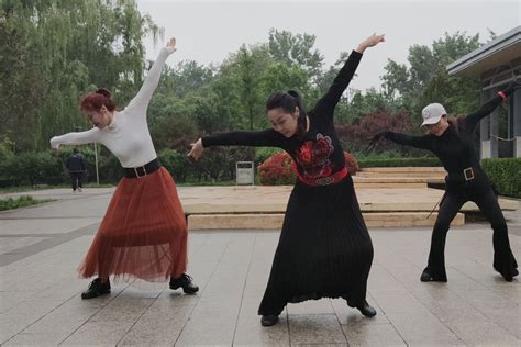 广场舞《站在草原望北京》歌好听，舞步新颖好看，魅力朵朵舞蹈队_凤凰网视频_凤凰网