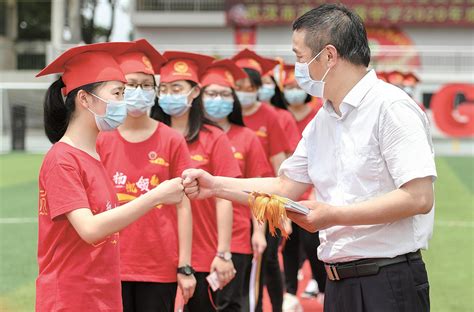 武汉一高中举行成人礼 学生走过成人门和校长击拳相庆--湖北文明网