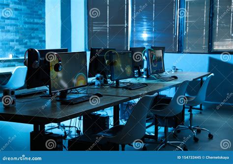 Computer Cafe 的图像结果