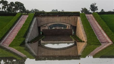 राजघाट में जमा बाढ़ का पानी निकालना बड़ी चुनौती, कई दिनों तक नहीं पहुंच ...