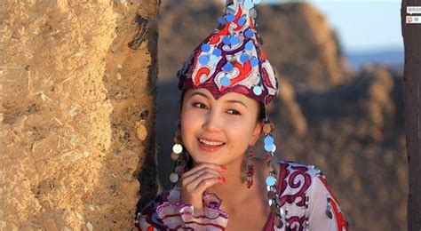 哈萨克民族服装（68张）：哈萨克妇女的传统服装，哈萨克斯坦女孩的民族服装