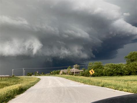 Wall cloud over Palmyra Nebraska, 05/22 (OC) : r/weather