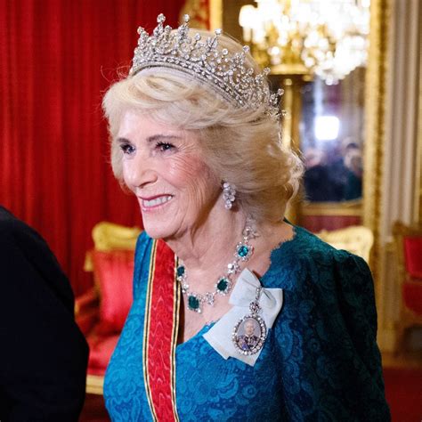 La reina Camilla posa con la 'Barbie Camilla': 'Me han quitado 50 años'