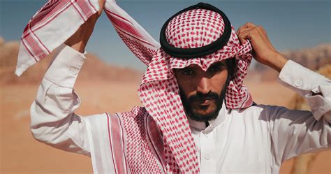 穿戴阿拉伯民族服饰使用现代通讯工具 - 人文记实 - 穆斯林在线（muslimwww)