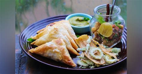 Monsoon Munchies? Try Prawn Kachodis, Chicken Samosas At Monkey Bar | LBB