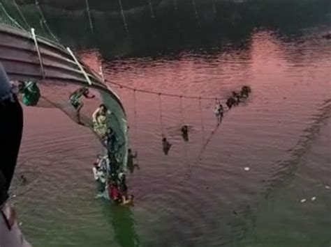 【图集】印度吊桥坍塌已致141人遇难，事发时数百人跳入河中|界面新闻 · 影像