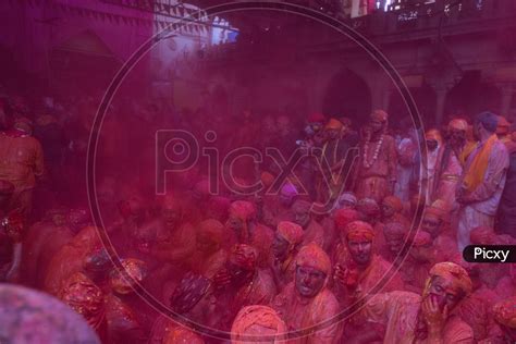 Local Siting People 的图像结果