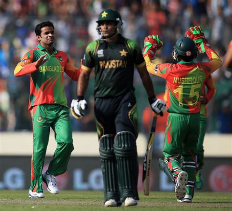 Abdur Razzak celebrates the wicket of Mohammad Hafeez | ESPNcricinfo.com