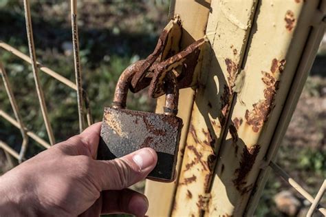 How to Open a Rusty Lock 的图像结果