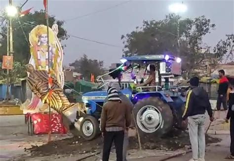उज्जैन में सरदार पटेल की मूर्ति के साथ तोड़फोड़, चढ़ाया ट्रैक्टर, दो ...