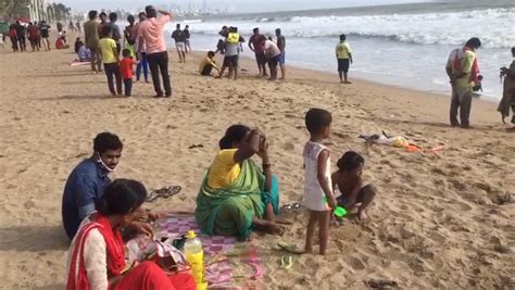 Juhu Beach: Significant crowd gathers on Sunday despite current COVID ...