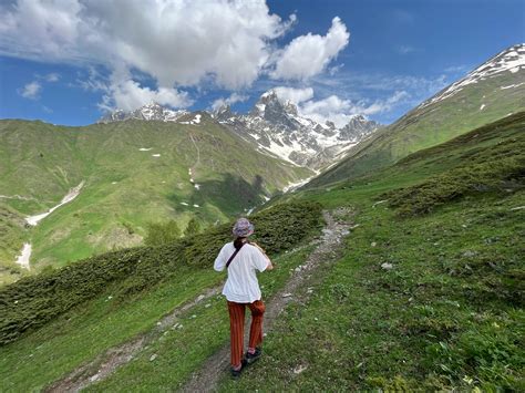 People Standing Viewing 的图像结果