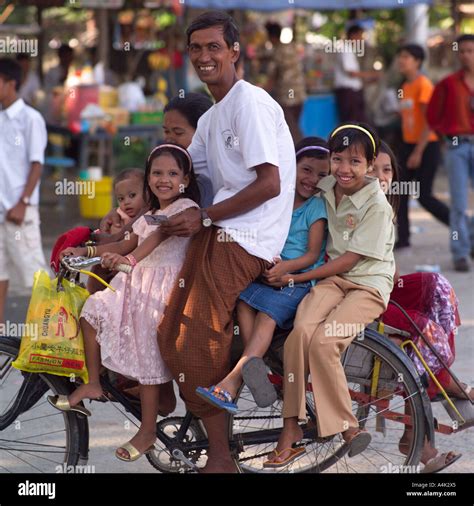 Mynmar Local People 的图像结果