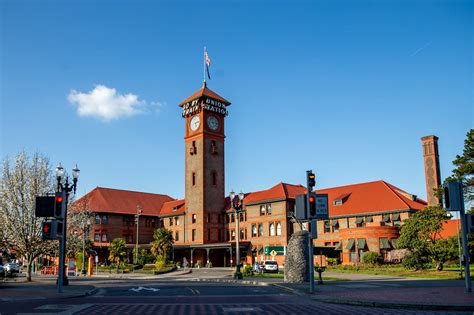 A fearful flyer’s guide to train travel on the Coast Starlight – Here ...