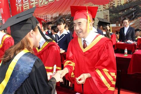 我校隆重举行2014届毕业典礼暨学位授予仪式-许昌学院官方网站