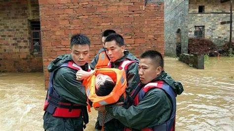 郑州街头三人被困车内，四位无名英雄合力救下 救人英雄之一：我对得起“中国人”这三个字-名城苏州新闻中心