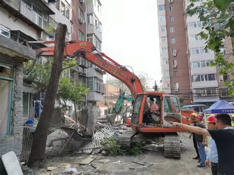 北京朝阳六里屯拆除小区违建600余平方米 多为居民阳台外接部分 | 北晚新视觉