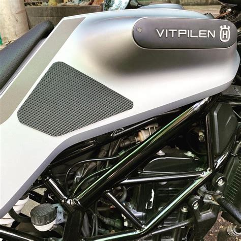 GRIP ON HUSQVARNA SVARTPILEN/VITPILEN TRACTION PAD – Primo Customs