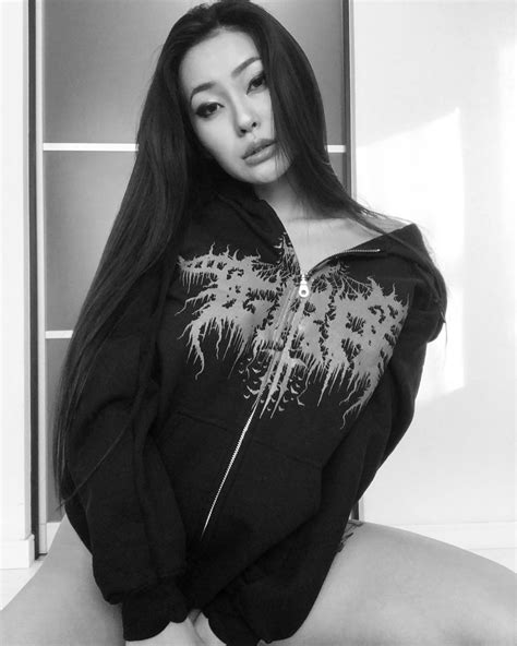 Rae Lil Black слив фото онлифанс модели Рэй Лил Блэк