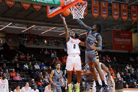 Off the Dribble: Men’s basketball sits atop MAC standings after non ...