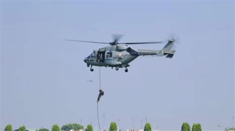 Army Helicopter Emergency Landing: സാങ്കേതിക തകരാർ; പ്രയാഗ്‌രാജിൽ ആർമി ...