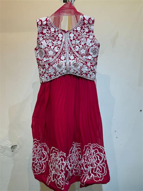 Reddish Pink Embroidered choli in bold flower pattern