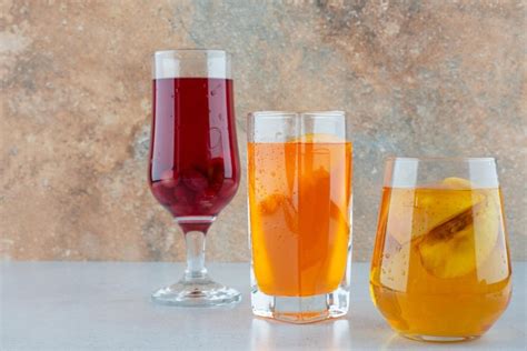 Verschiedene Fruchtlimonaden auf blauem Tisch. | Kostenlose Foto